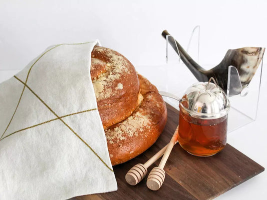 The All That Challah Board and Challah Cover Duo